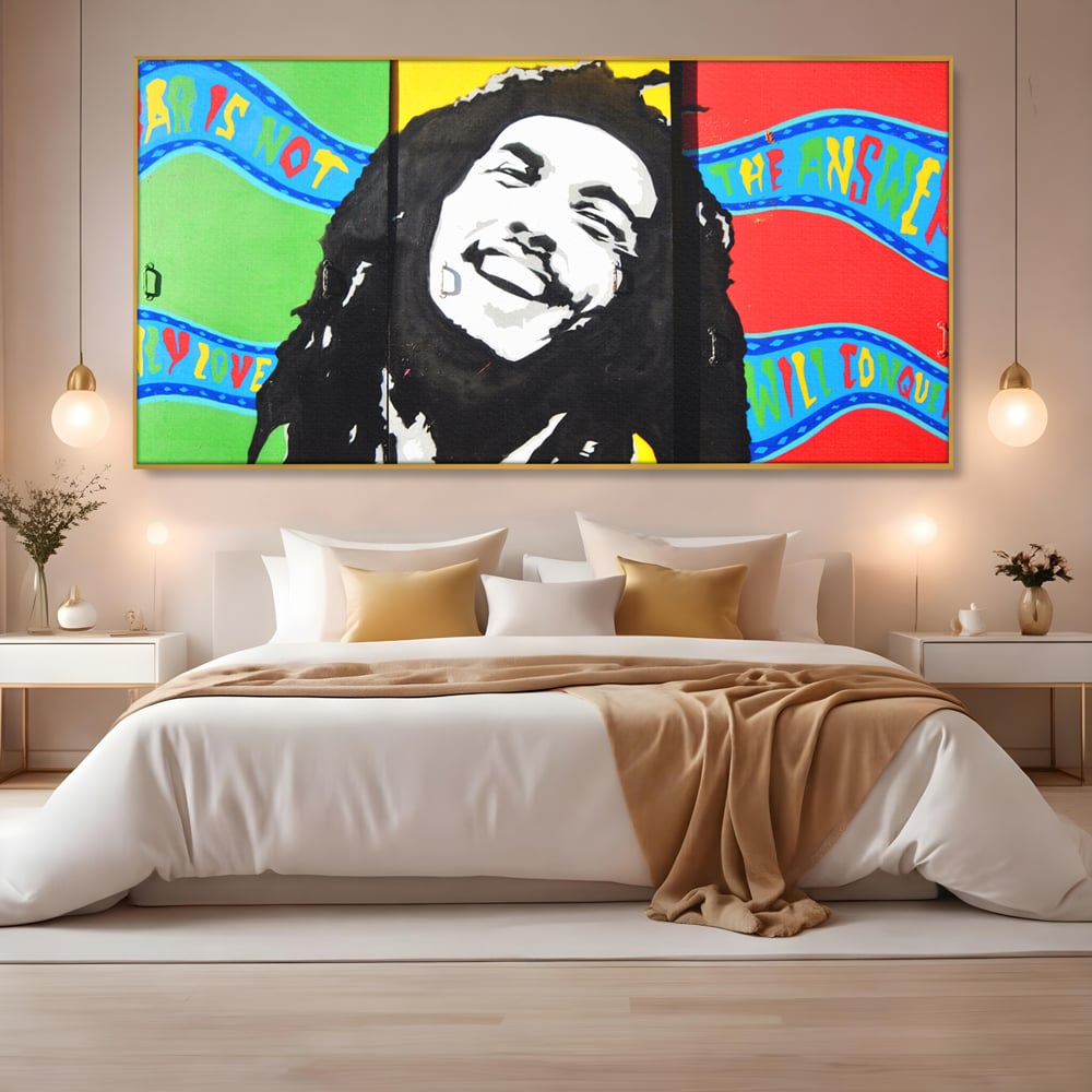 Tablou canvas cu tablou pictat cu portretul lui bob marley, in rama de aluminiu auriu, pe perete intr-un dormitor